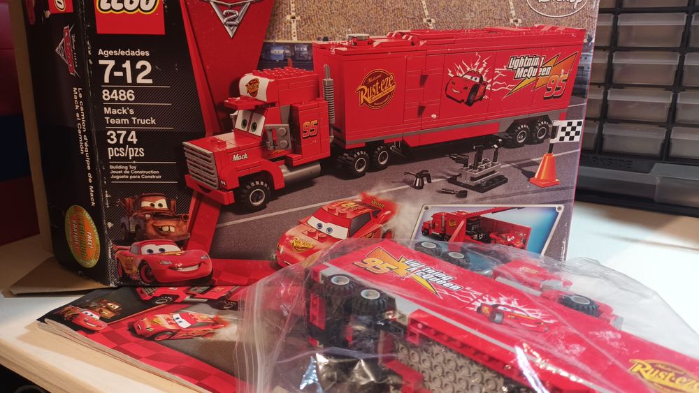 Lego 8487 Flo's V8 Cafe, 8486 Mack's Team Truck