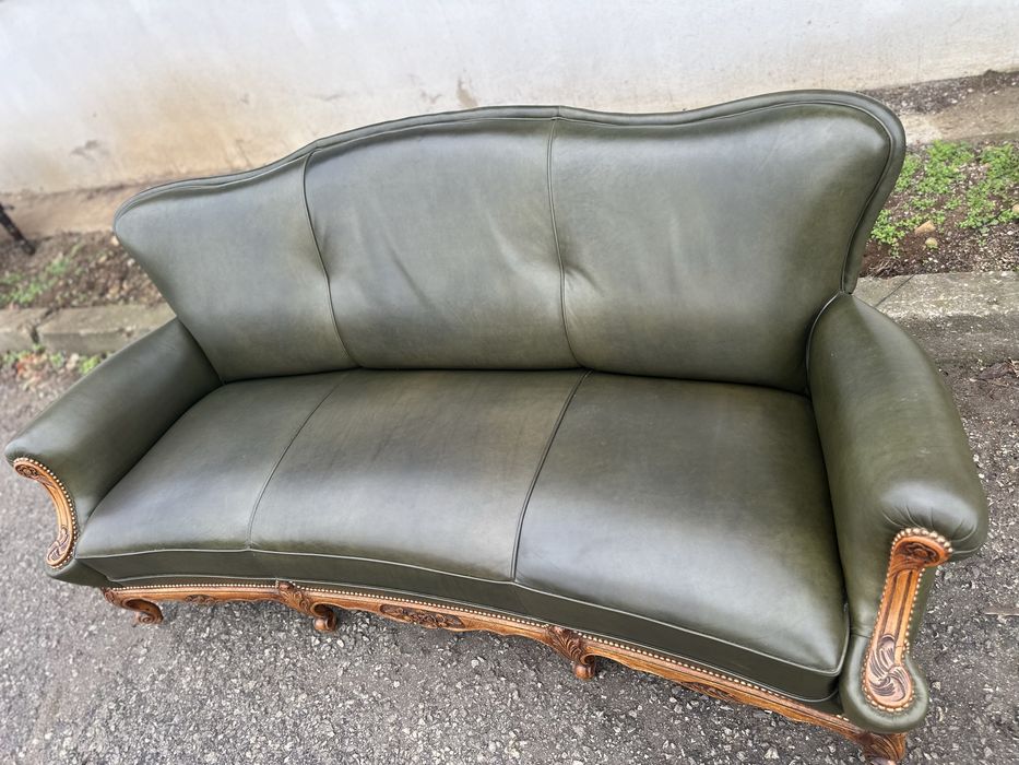 Кожен диван с масив и дърворезба