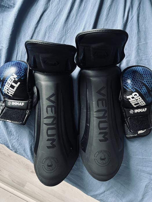 Продам перчатки и футы