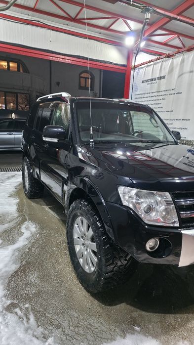 Vand Mitsubishi Pajero pregatit de aventura
