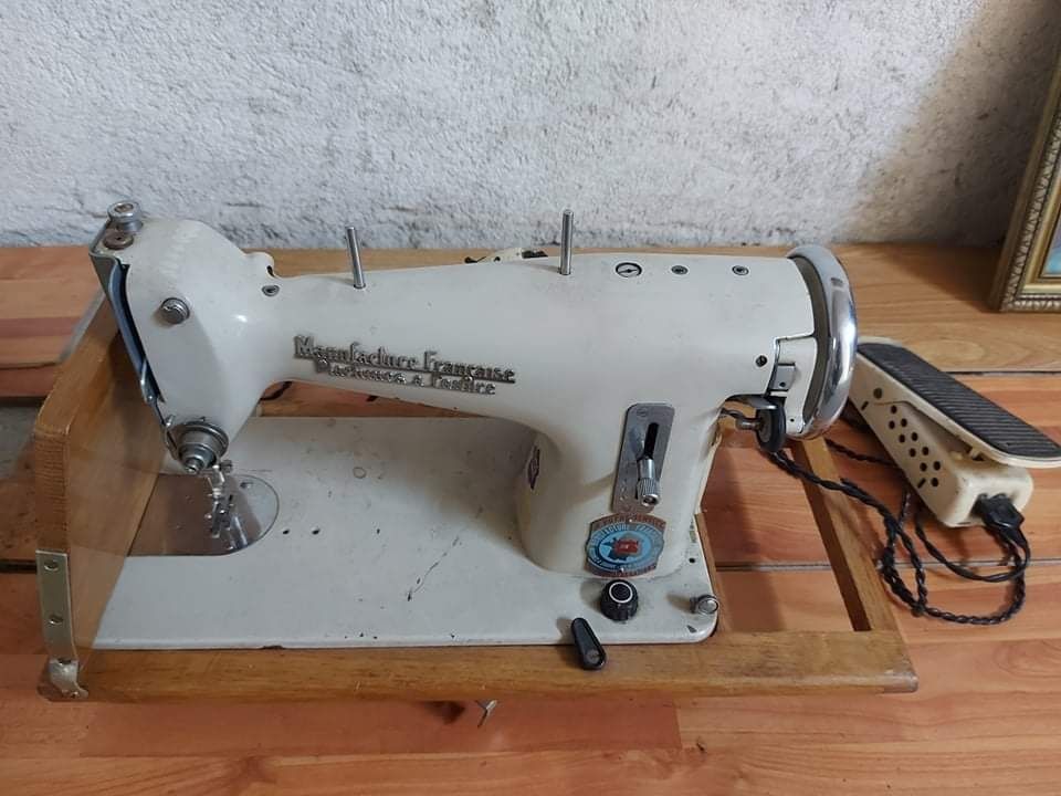 Vând mașină de cusut Manufacture francaise machines a coudre..