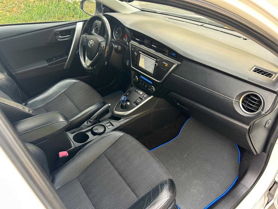Toyota Auris Hybrid 2015