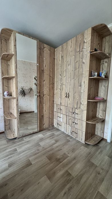 Спальный гарнитур, угловой шкаф, кровать с подъемным мех-м, стол