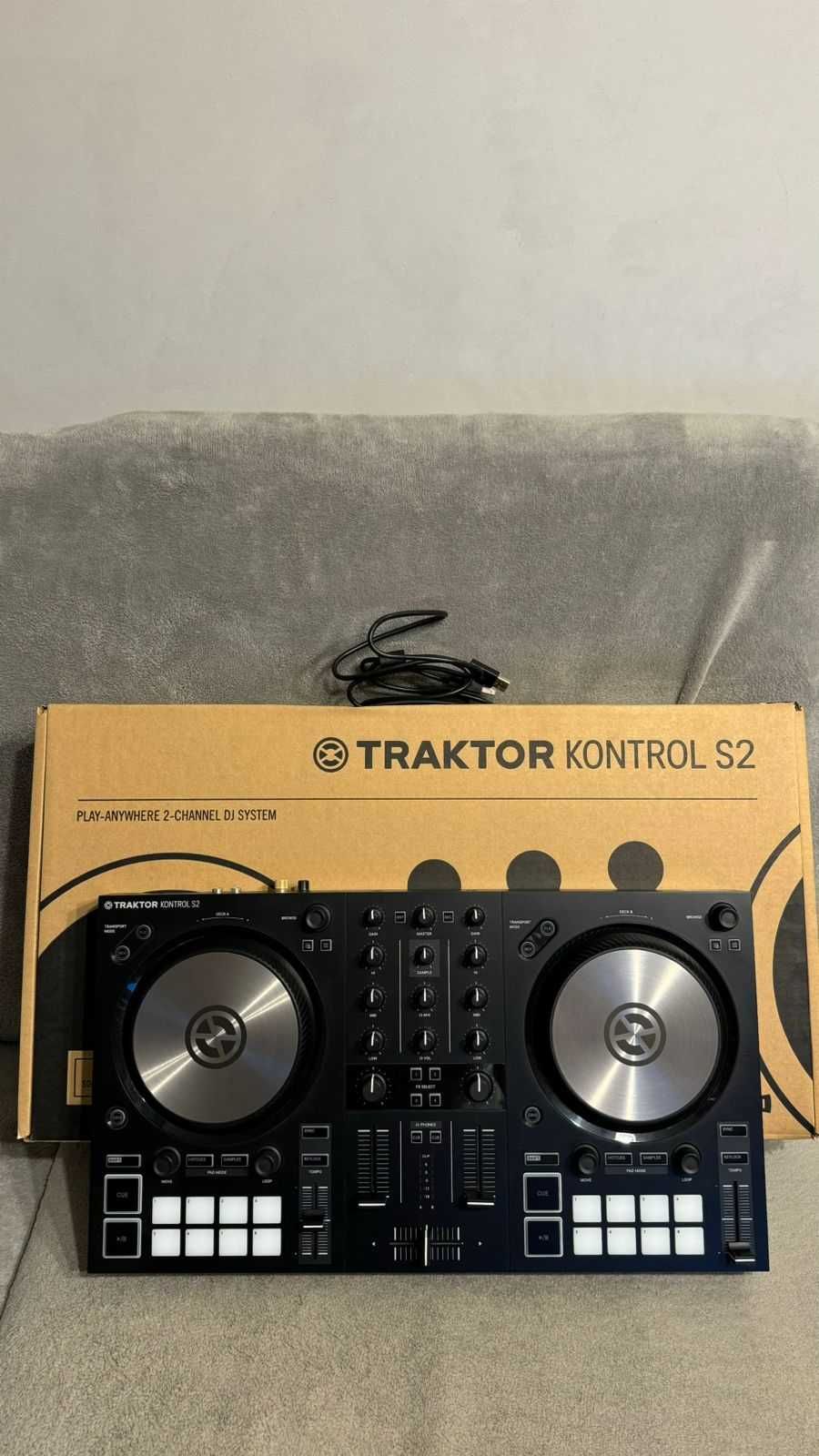 DJ контролер Traktor Control S2 MK3 като нов.