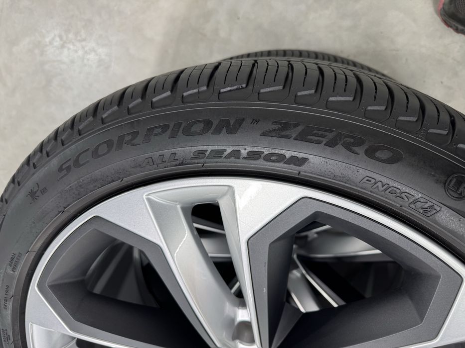 Jante Audi Q8 SQ8 R22 Originale Audi Sport Pirelli All Season 2024 90%