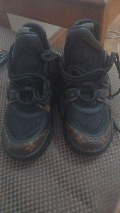 Vand adidasi noi dama Louis Vuitton