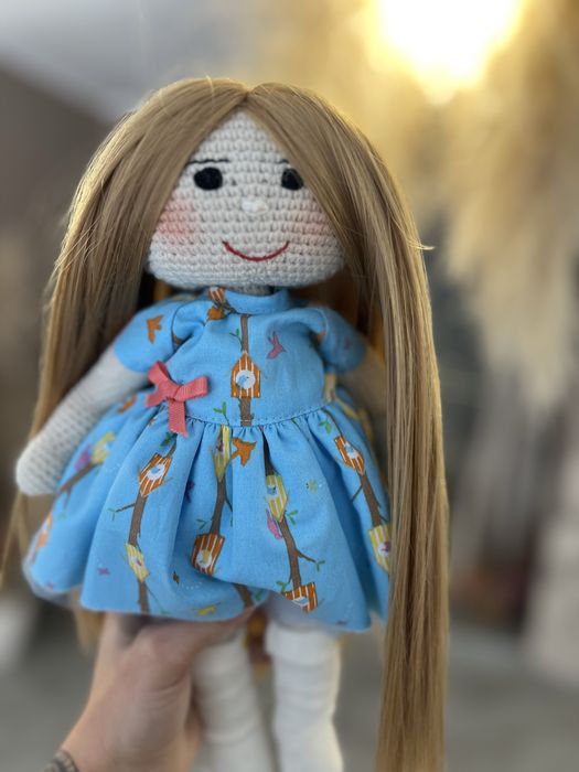 Ръчно плетена кукла с дълга коса