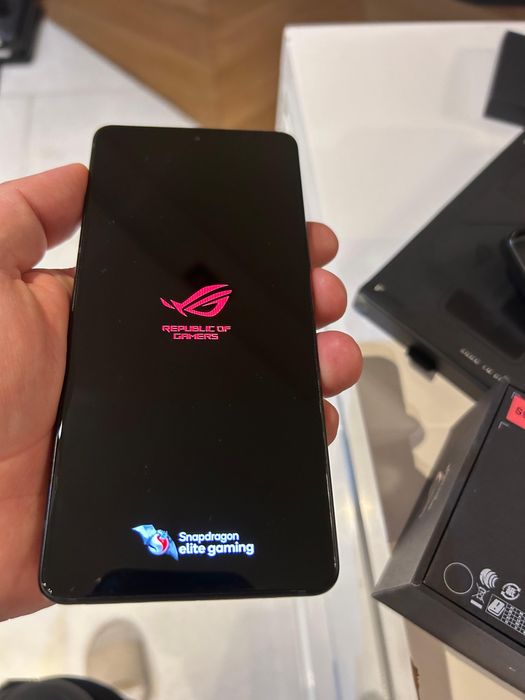 Schimb/vând ASUS ROG Phone 9 cu Iphone 16 Pro Max