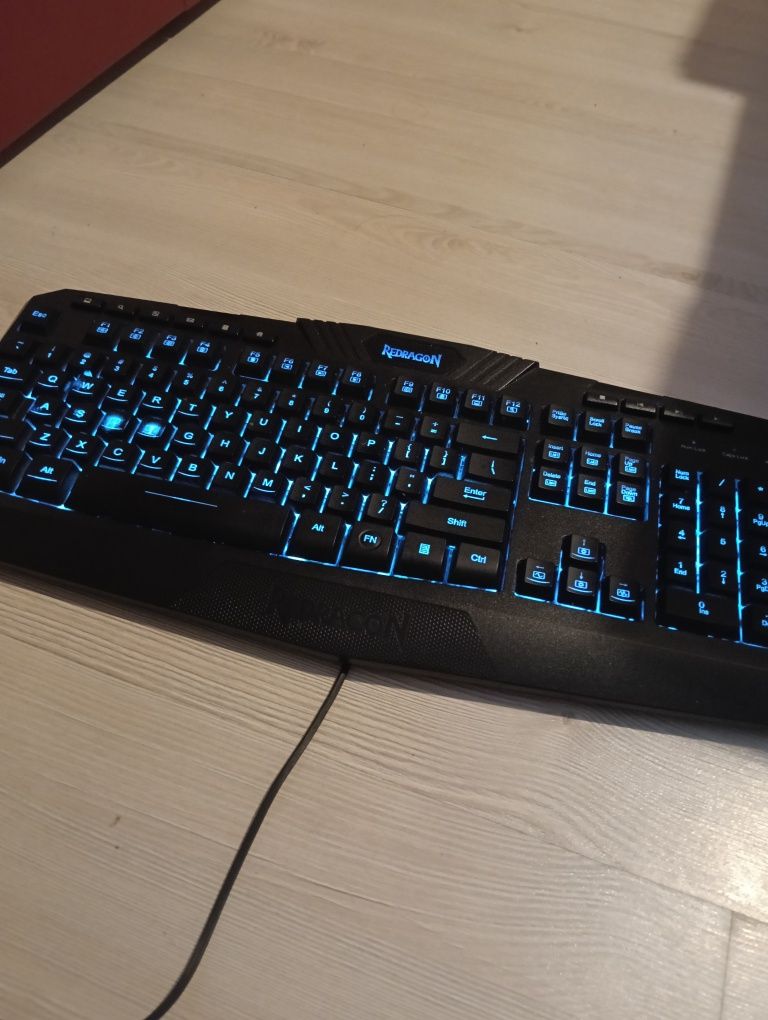 Vând tastatura redragon