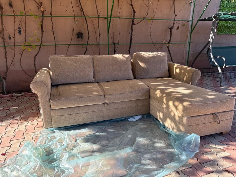 Canapea bej cu picior .Trei perne
