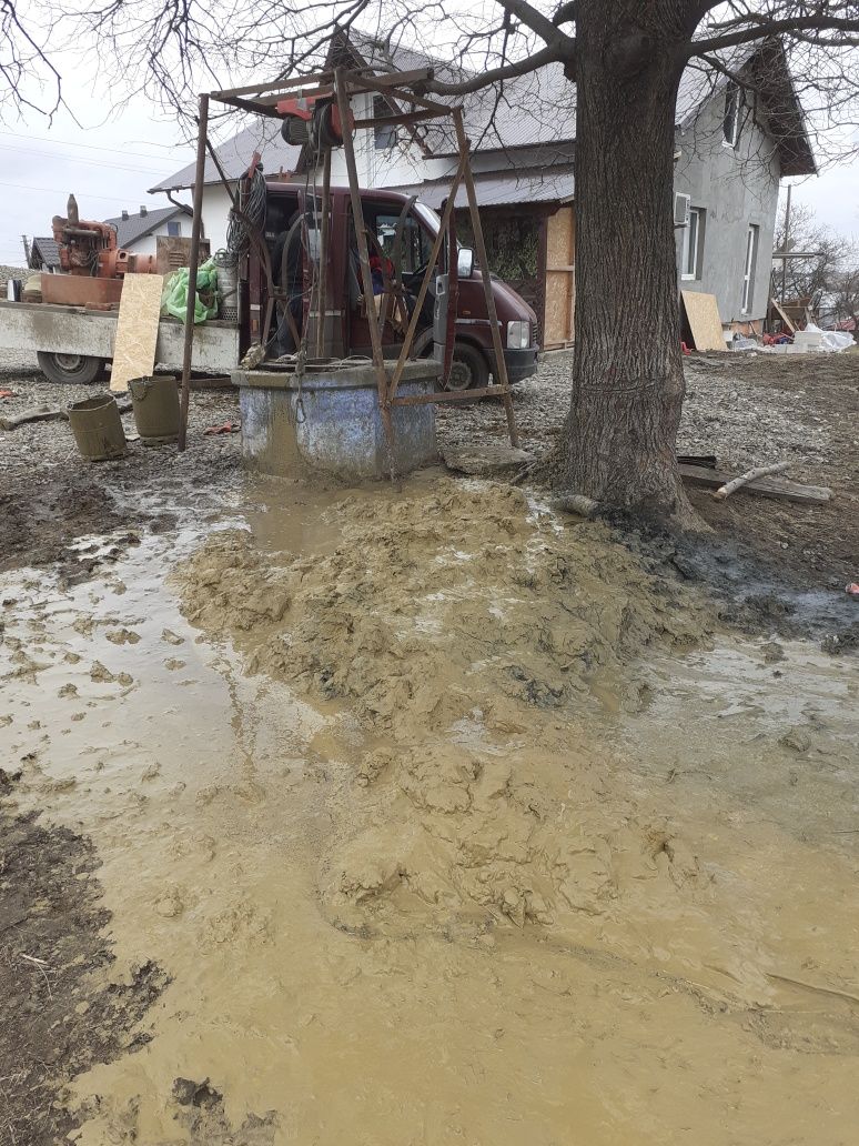 Curățăm fântâni din tuburi și din piatra