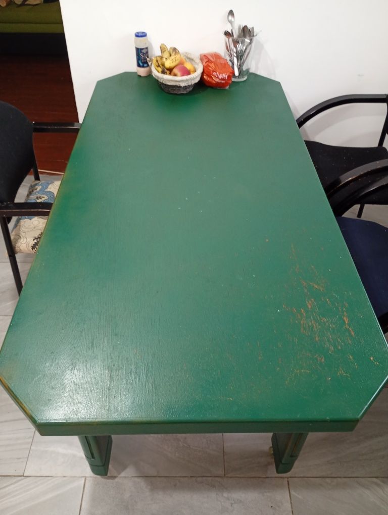Masa lemn masiv prevăzută cu rotile