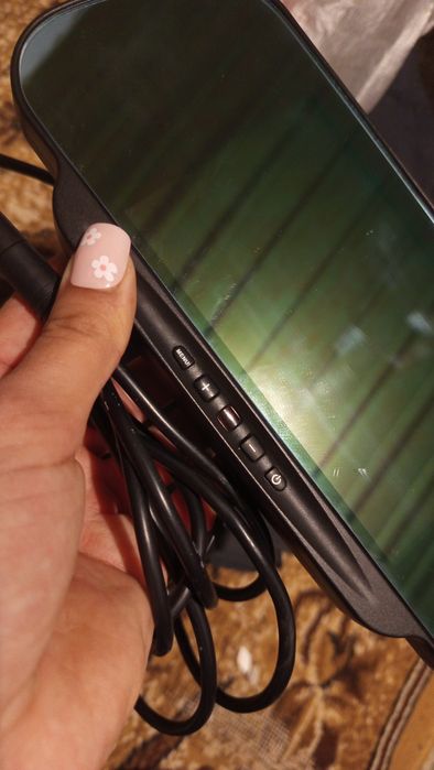 Monitoare auto și oglinda