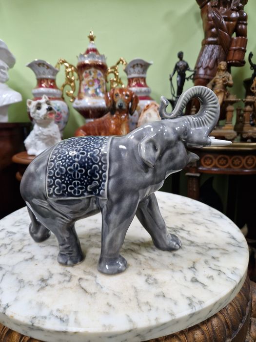 Страхотна антикварна колекционерска порцеланова фигура статуетка