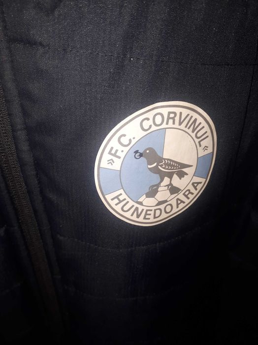 Geaca lunga cu gluga Corvinul Hunedoara -Banii merg la un baiat bolnav