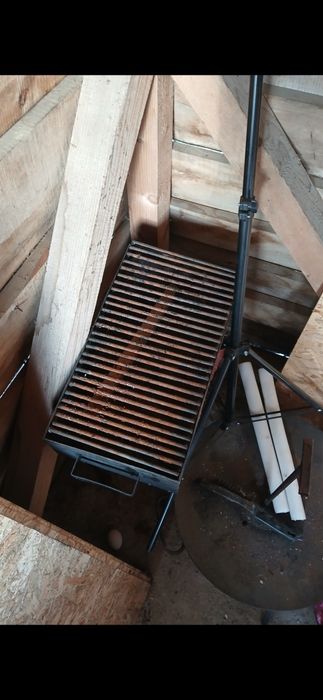Gratar cu picioare detasabile  si  disc  detasabil in stare buna