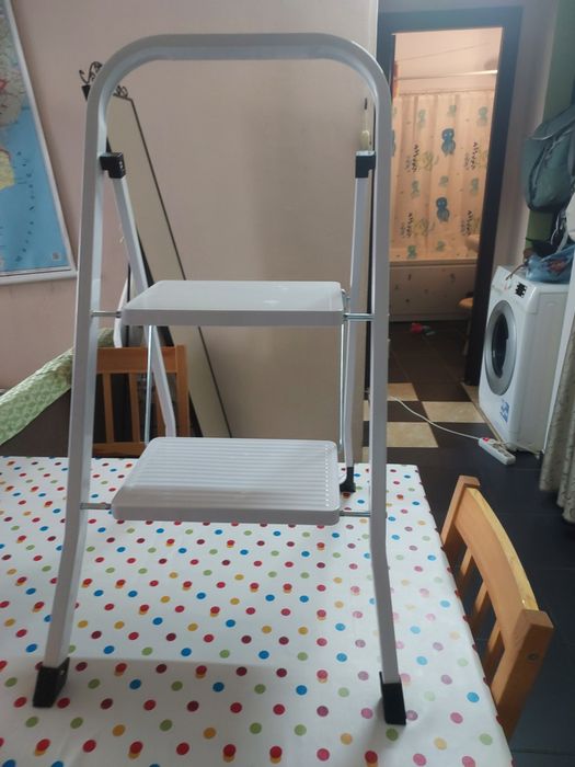 Vînd scară pliabilă 2 trepte metalică nouă albă o vînd pt.că am nevoie