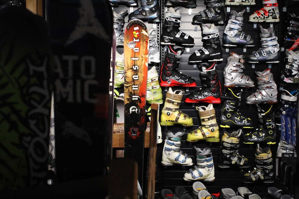 Echipamente sportive de iarna, ski, schiuri, snowboard, boots, clapari