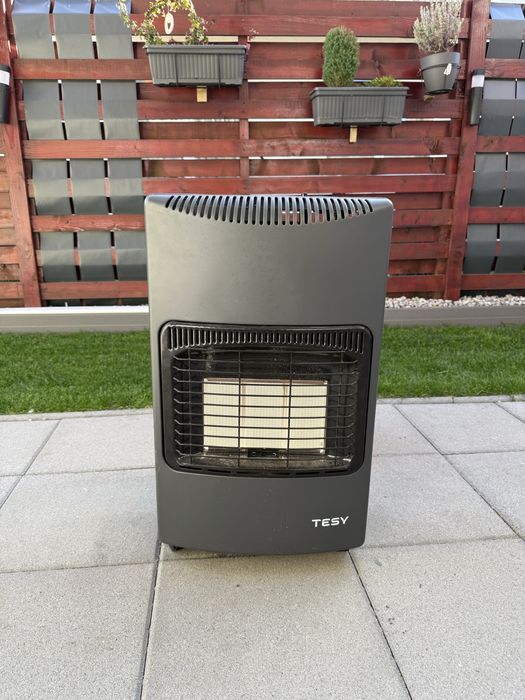 Soba pe gaz, mobila tesy, cu tot cu butelie.