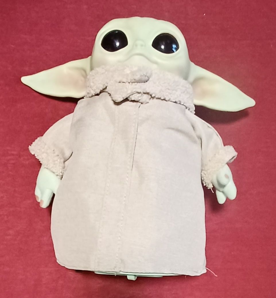 Păpușă Grogu/baby Yoda, cu costum Mandalorian