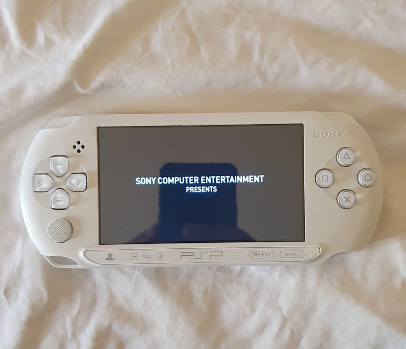 Игравой пристафка Sony PSP E.1008 Белий память 4 gb