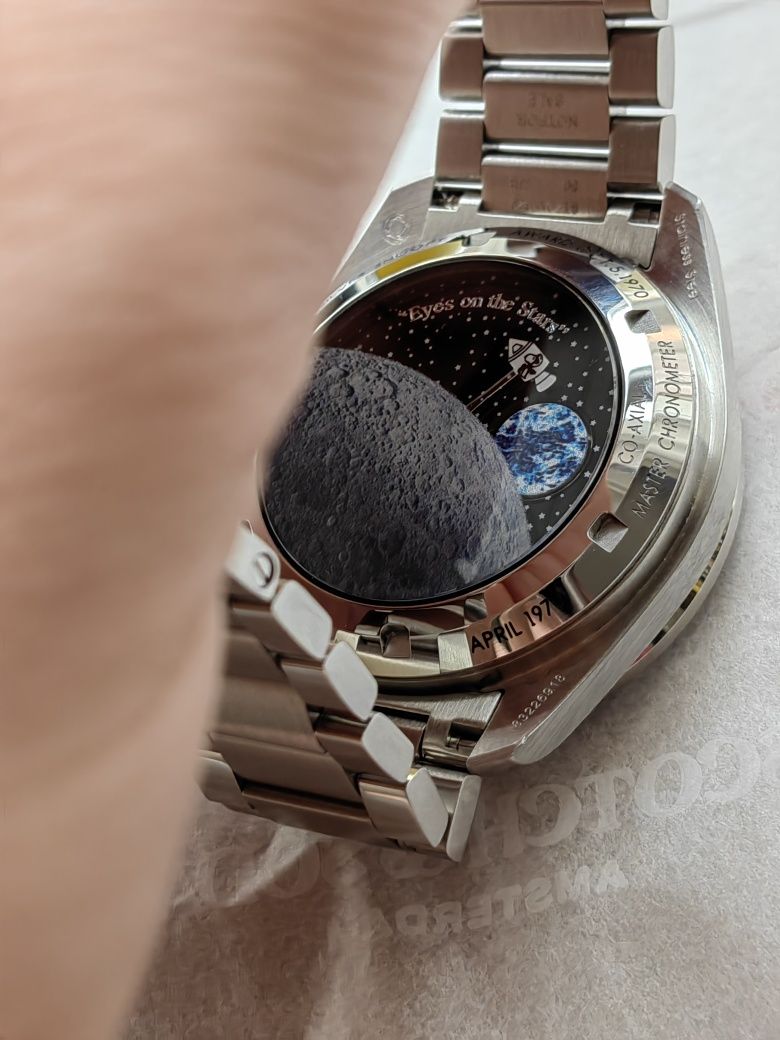 Механичен часовник Omega Speedmaster Silver Snoopy 50th anniversary 42