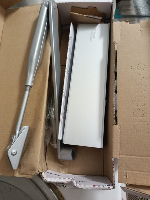 Продам Доводчик дверей 2 шт и Ручки 2 шт новые в коробке