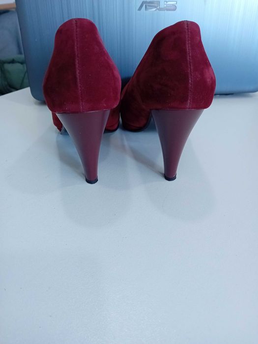 Обувки с ток тъмно червени