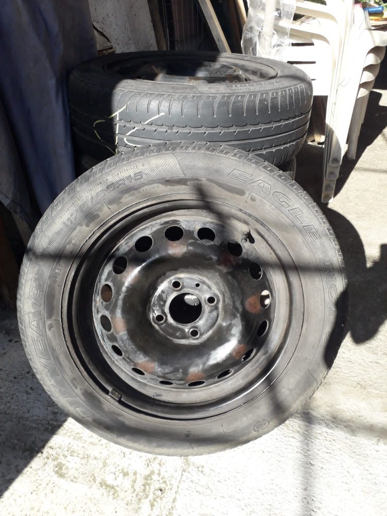 Vând set jante 175/65 R15 cu cauciucuri vara și iarna