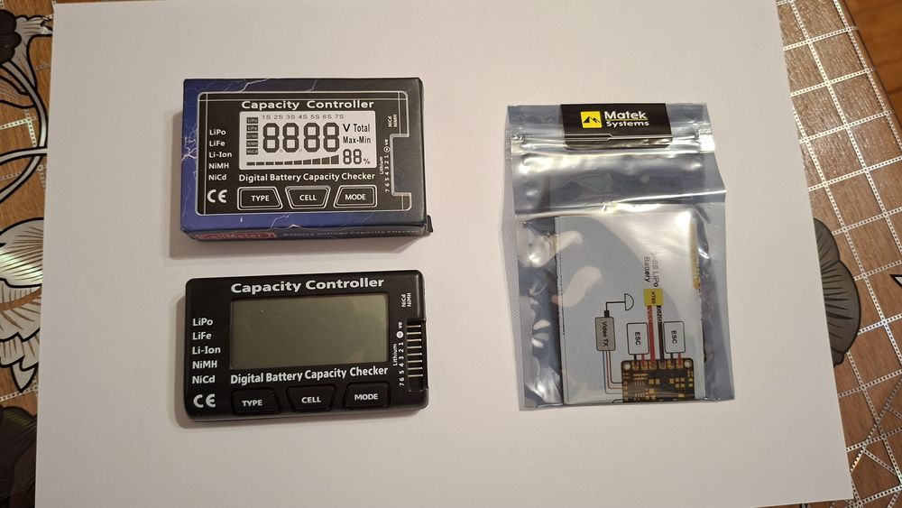 Verificator capacitate baterii / placă de distribuție drona