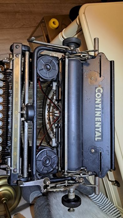 Masina de scris CONTINENTAL