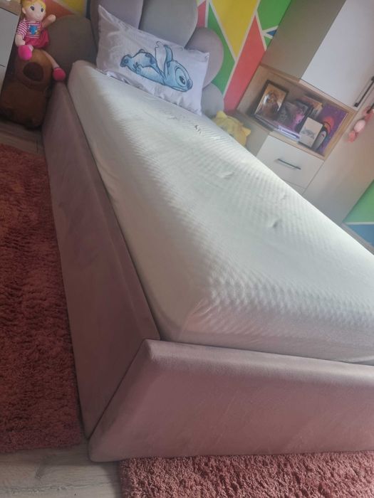 Pat pentru fete 90×2000! Se vinde cu toate accesoriile!