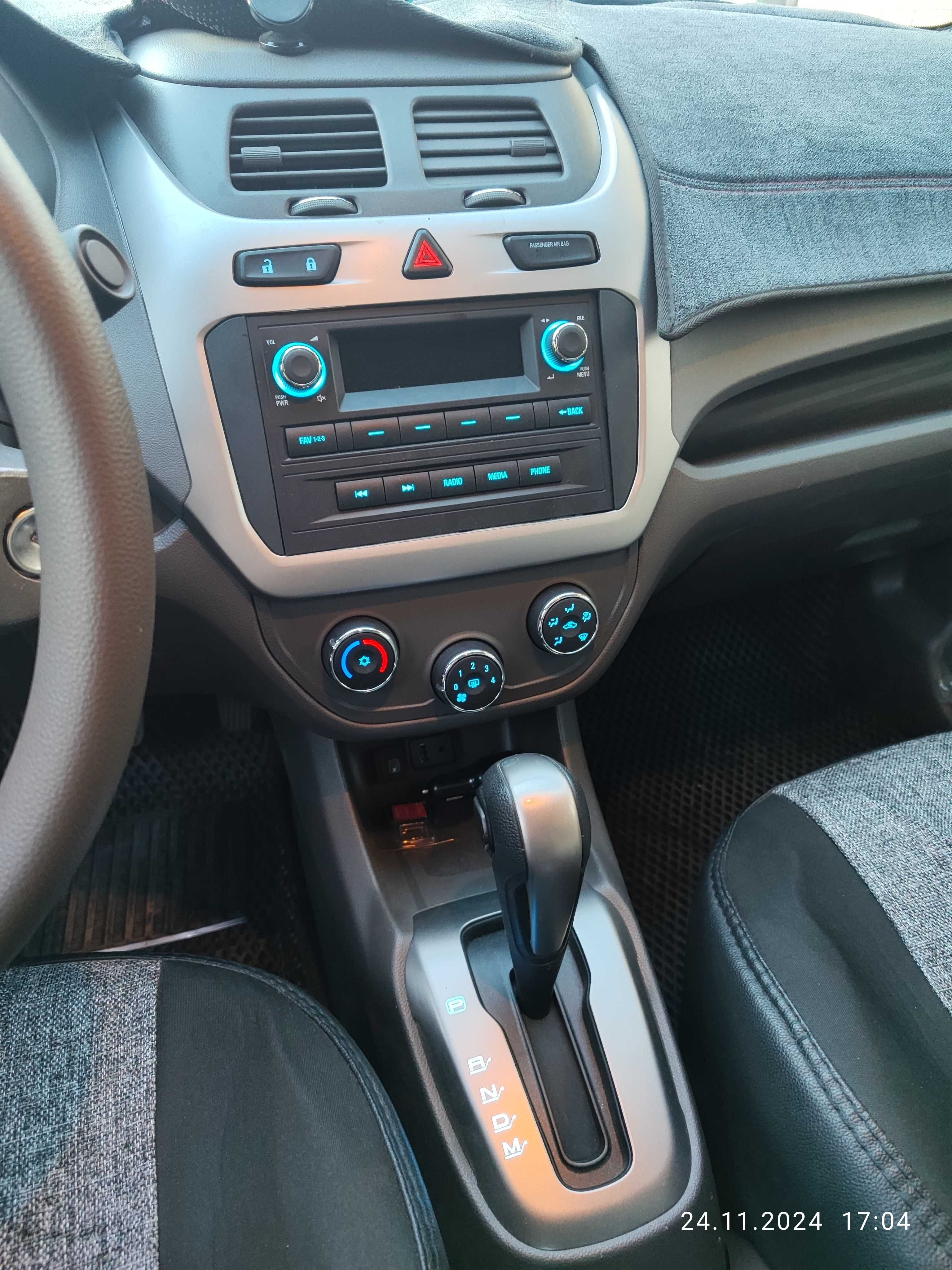 Chevrolet Cobalt qora