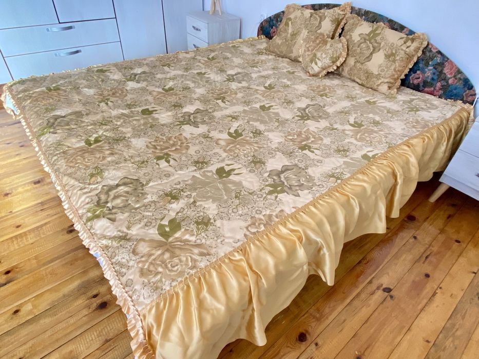 Винтидж бежово покривало за легло с воали и 3 декоративни възглавнички