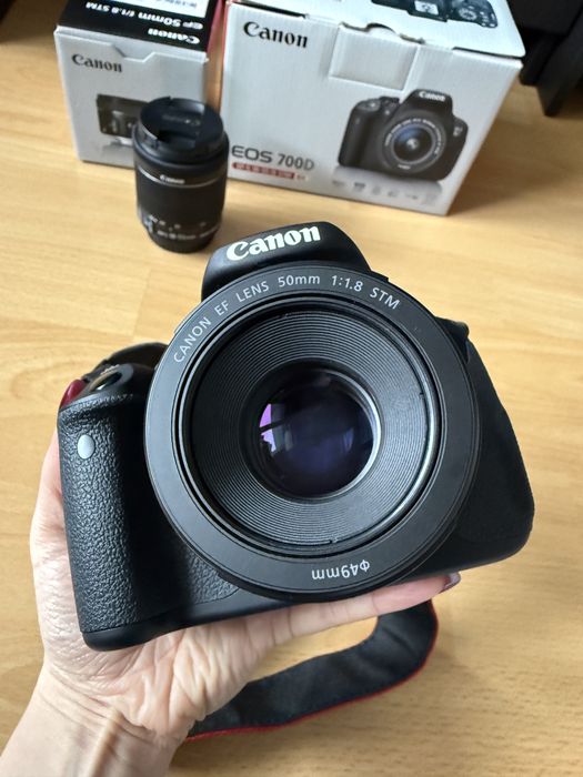 Canon EOS 700D + 18-55mm + 50mm f/1.8 + card 16GB + geantă