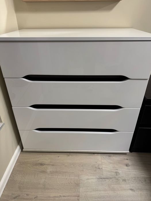 Гардероб, скрин и нощни шкафчета