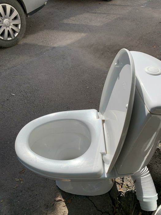 ПРОДАМ унитаз полный комплект.