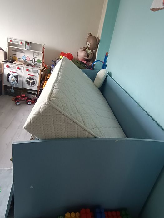 Детско легло с матрак.