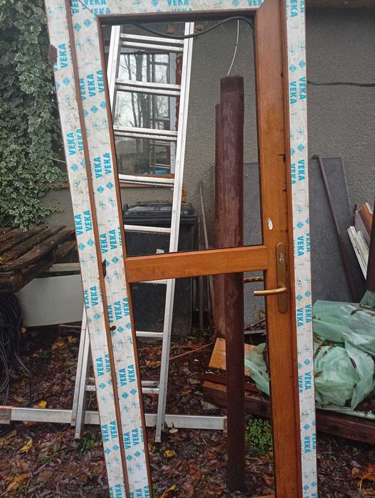 Uși și ferestre termopan Veka