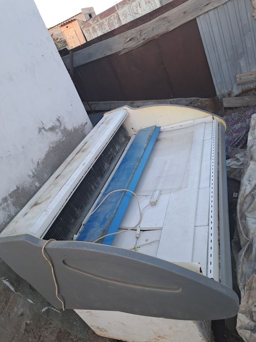 Продаётся ветрин холодильник