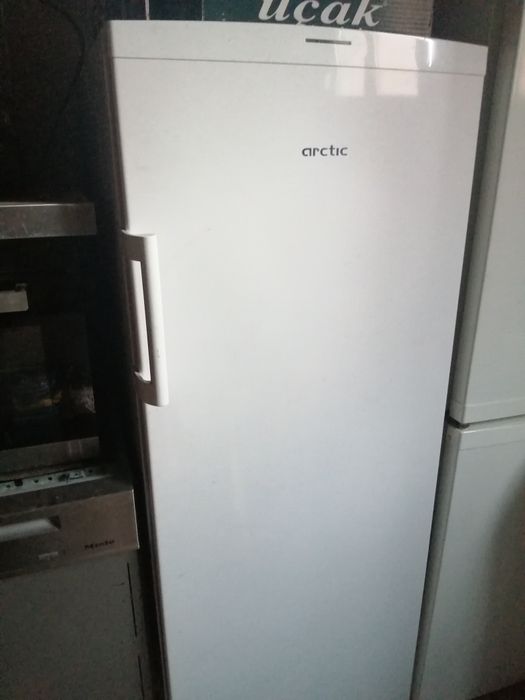 Vând congelator Artic