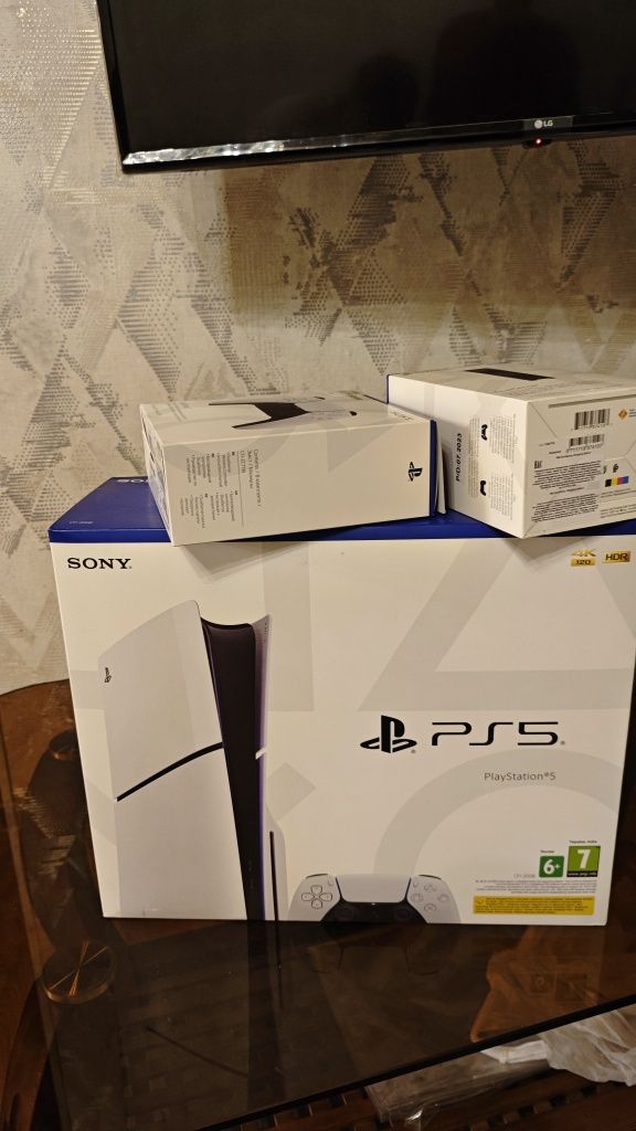 PS5 1Тб , 2 джойстика в комплекте с зарядкой