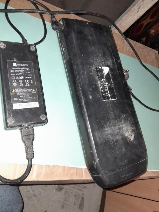 Vând încarcator +carcasa de baterie
