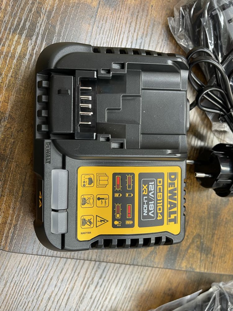 Incarcator dewalt 18 volti dcb1104