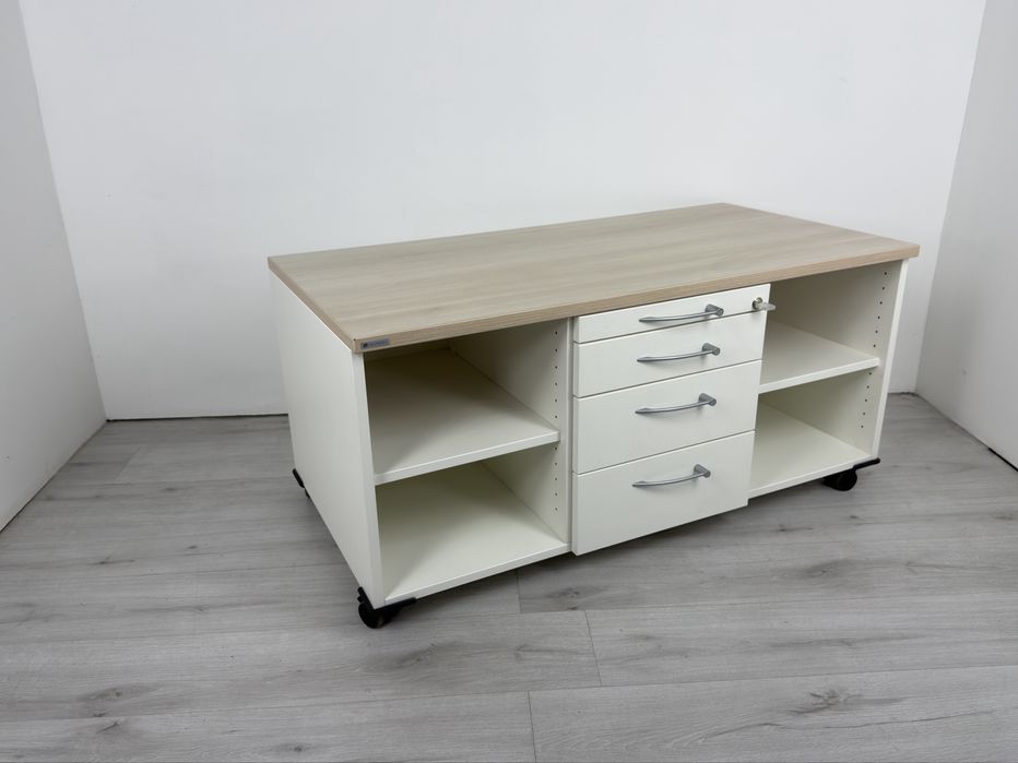 телевизионен шкаф с четири чекмеджета и колелца за лесно местене.