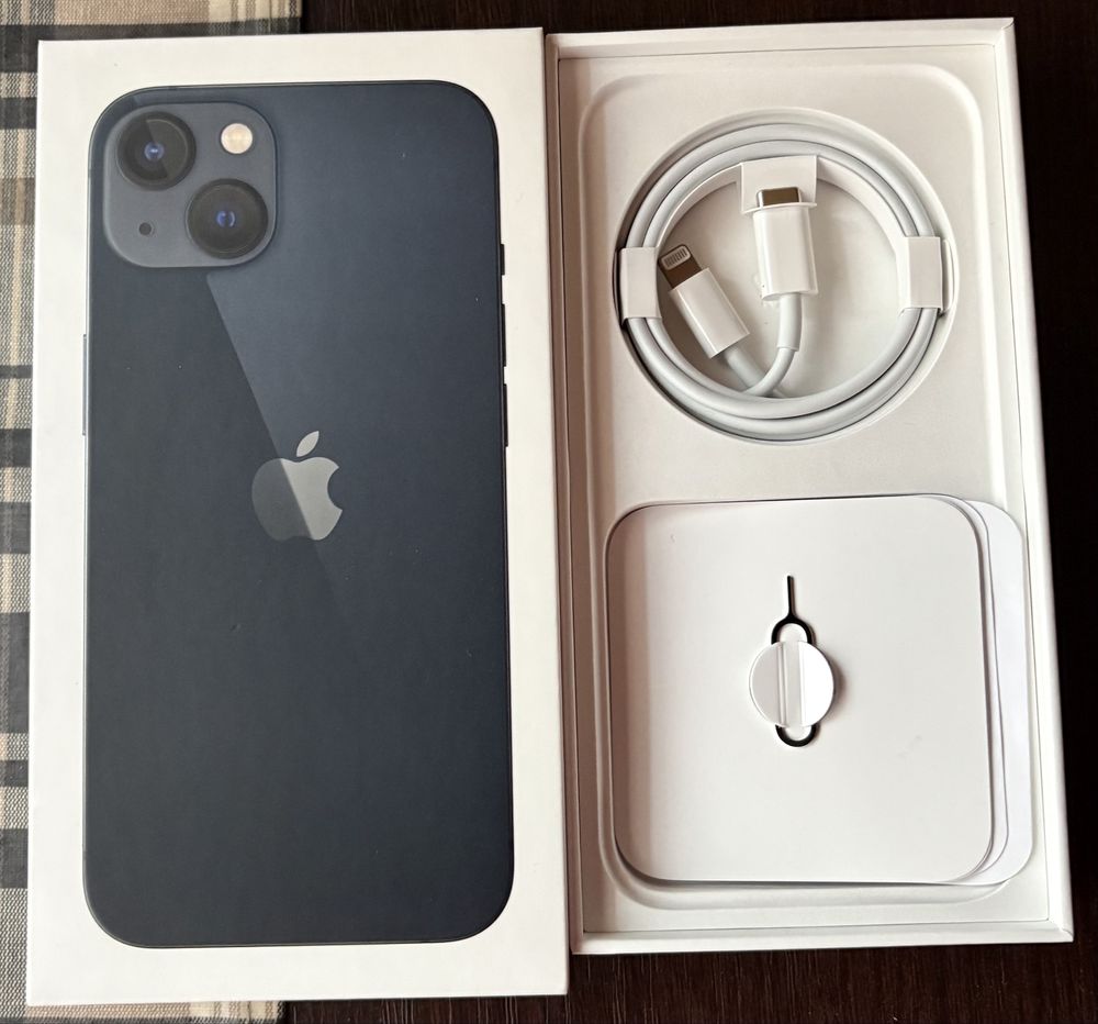 Cutie iPhone 13. Așa cum se vede in foto.