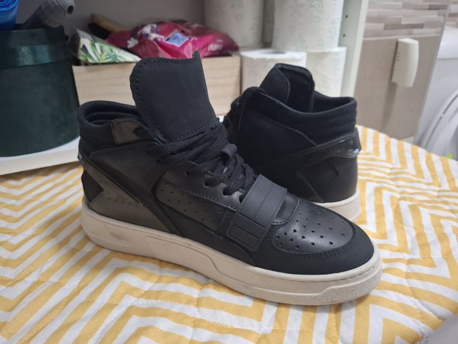 Vând Adidași ELLE mărimea 39. Unisex.