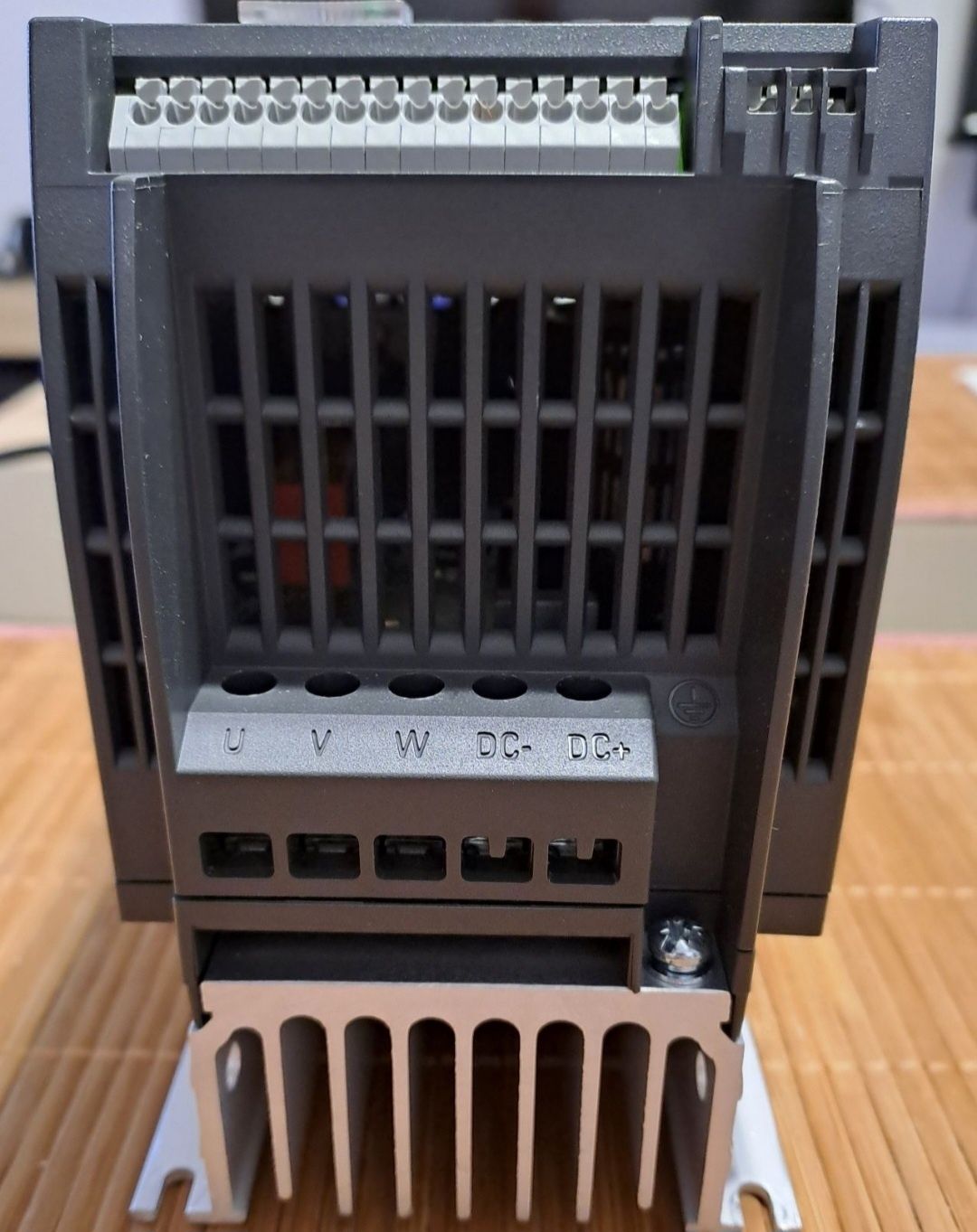 Convertizor frecventa SIEMENS 0,37kW, alim. 230V, iesire 3 faze