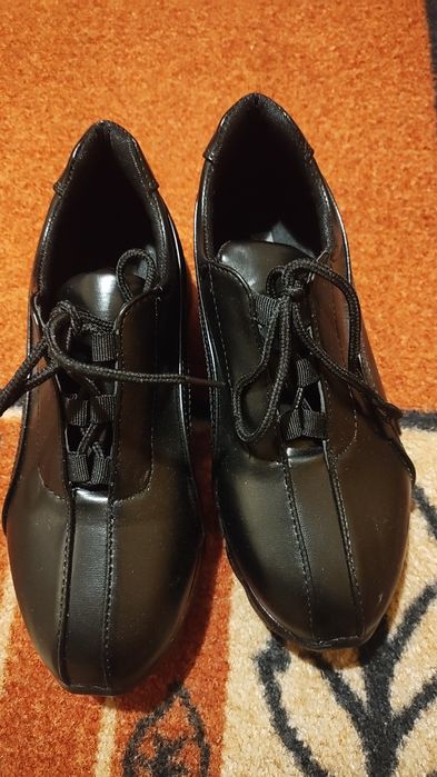 Дамски маратонки 36 номер по 10 лева Дамски ботуши 36 номер 25 лева