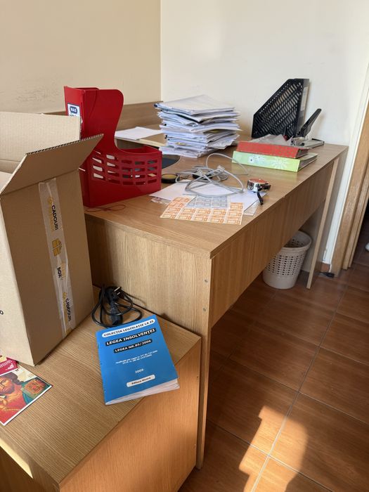 Vând birouri individuale+ scaune+ dulapuri